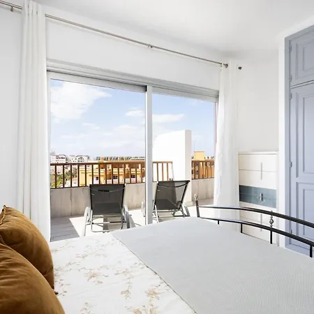 Bright & Elegant Duplex With Terrace And Pool, Just Steps From Puerto Colon 아파트