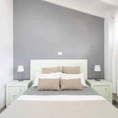 Bright & Elegant Duplex With Terrace And Pool, Just Steps From Puerto Colon 아데제