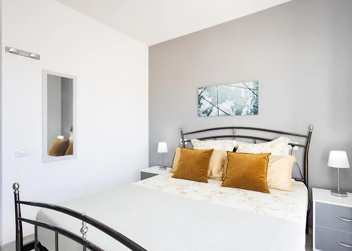 Daire Bright & Elegant Duplex With Terrace And Pool, Just Steps From Puerto Colon *