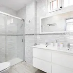 Bright & Elegant Duplex With Terrace And Pool, Just Steps From Puerto Colon أذيخي