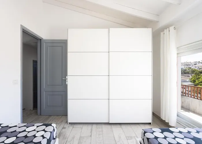 Bright & Elegant Duplex With Terrace And Pool, Just Steps From Puerto Colon Lägenhet *